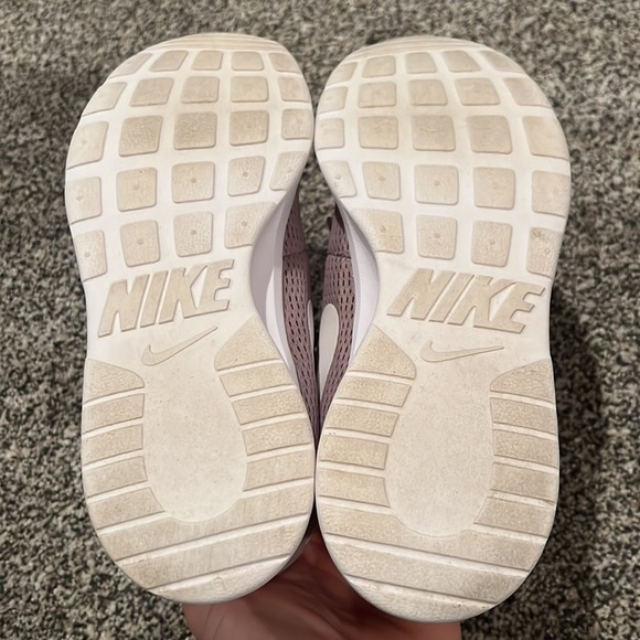Nike Women’s Tanjun Shoes - Picture 9 of 9